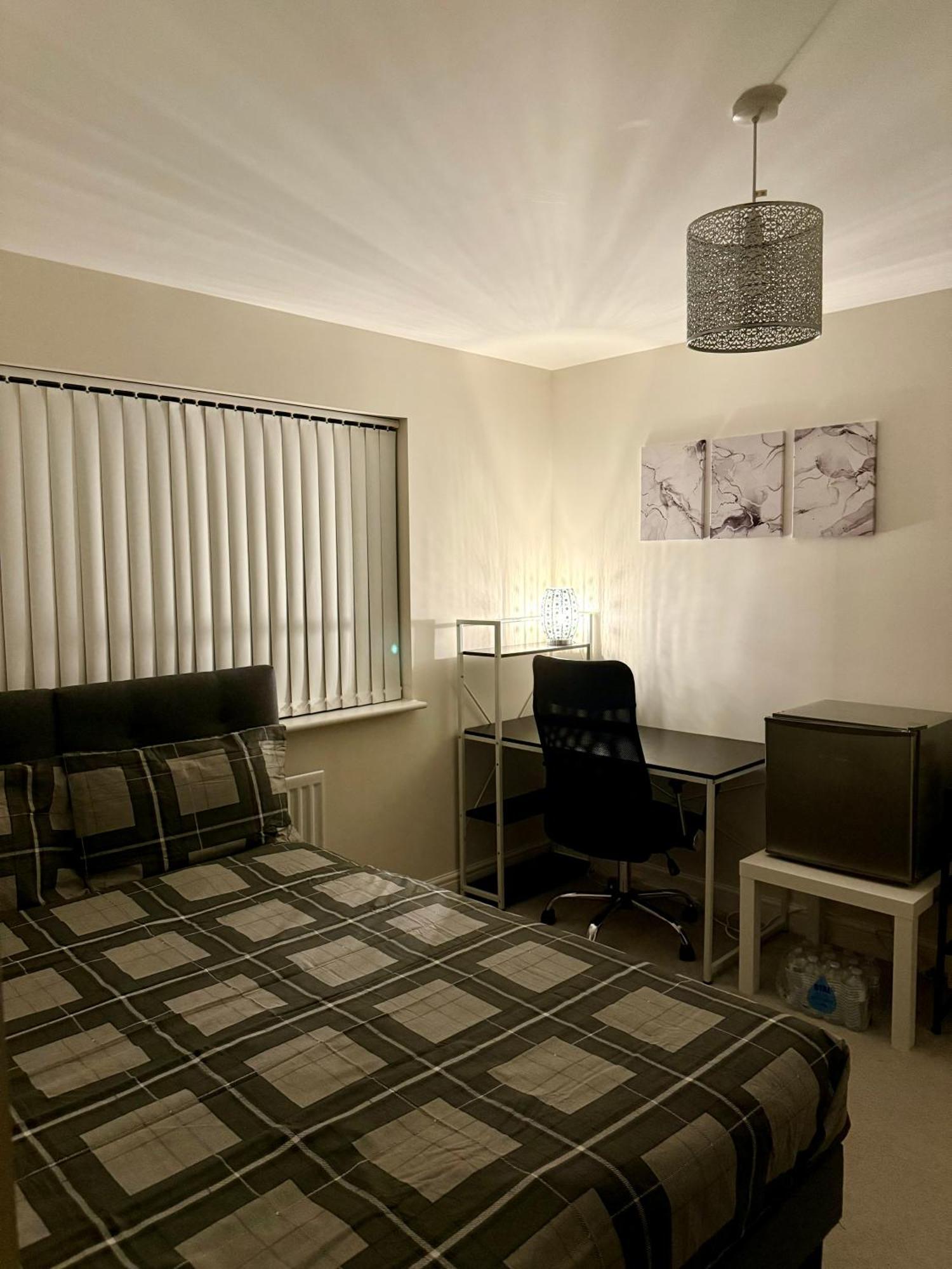 Large Double Room & Private Ensuite Bathroom, Badbury Park, Swindon, Near Great Western Hospital Luaran gambar